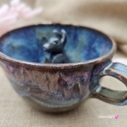 Filiżanka ceramiczna bez spodka z ZAJĄCEM szarakiem w środku ręcznie toczona i malowana w kolorze niebieskim opal