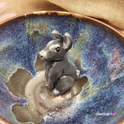 Filiżanka ceramiczna bez spodka z ZAJĄCEM szarakiem w środku ręcznie toczona i malowana w kolorze niebieskim opal