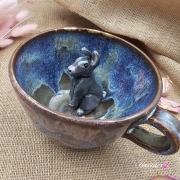 Filiżanka ceramiczna bez spodka z ZAJĄCEM szarakiem w środku ręcznie toczona i malowana w kolorze niebieskim opal