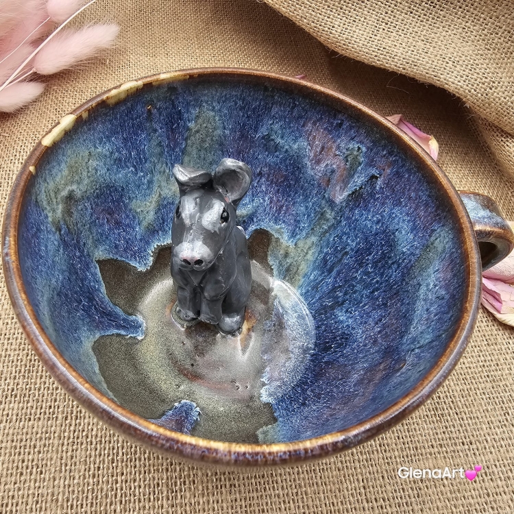 Filiżanka ceramiczna bez spodka z ZAJĄCEM szarakiem w środku ręcznie toczona i malowana w kolorze niebieskim opal