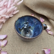 Filiżanka ceramiczna bez spodka z ZAJĄCEM szarakiem w środku ręcznie toczona i malowana w kolorze niebieskim opal