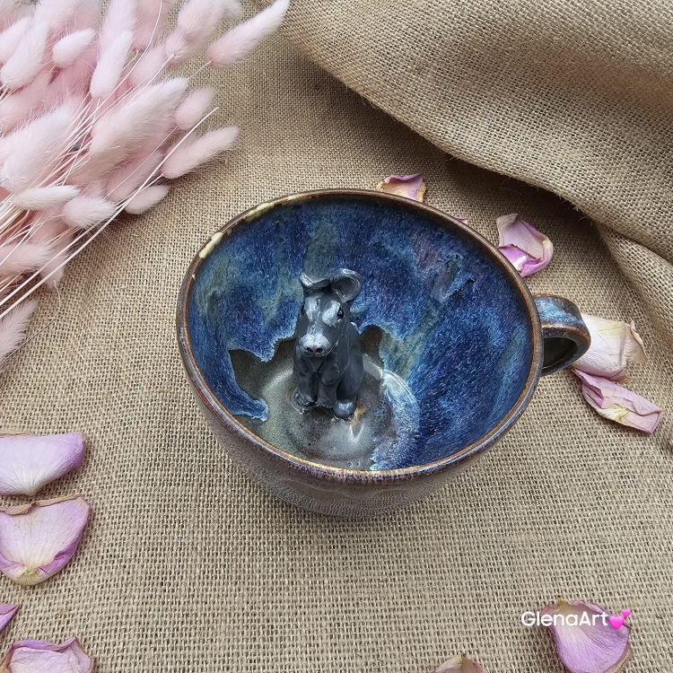 Filiżanka ceramiczna bez spodka z ZAJĄCEM szarakiem w środku ręcznie toczona i malowana w kolorze niebieskim opal