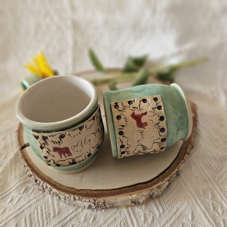 Piękny kubek ceramiczny konie dość ciężki zielony kubek ręcznie toczony i malowany