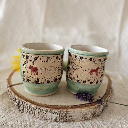 Piękny kubek ceramiczny konie dość ciężki zielony kubek ręcznie toczony i malowany