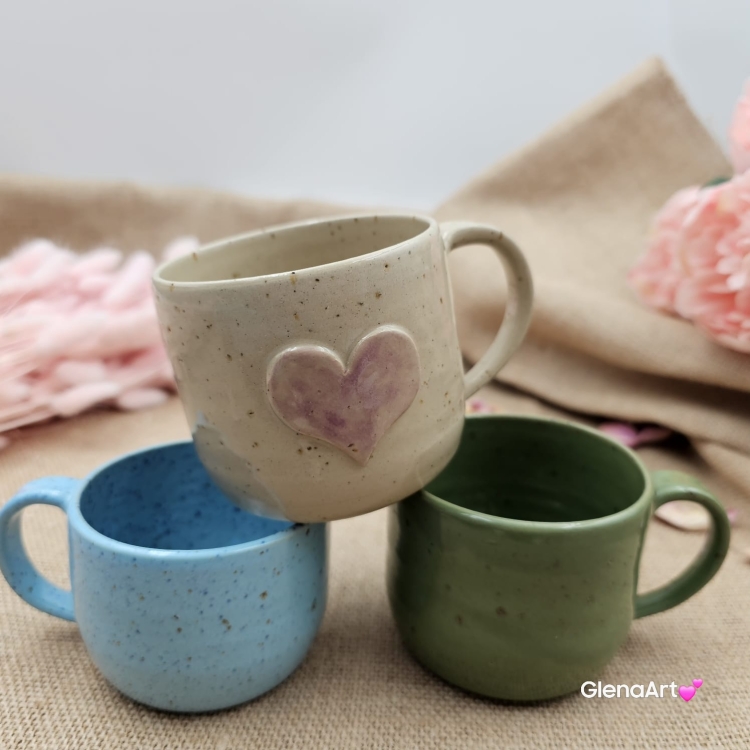 Kubek beżowo-piaskowy ceramiczny nakrapiany z jasno - różowym sercem ręcznie toczony