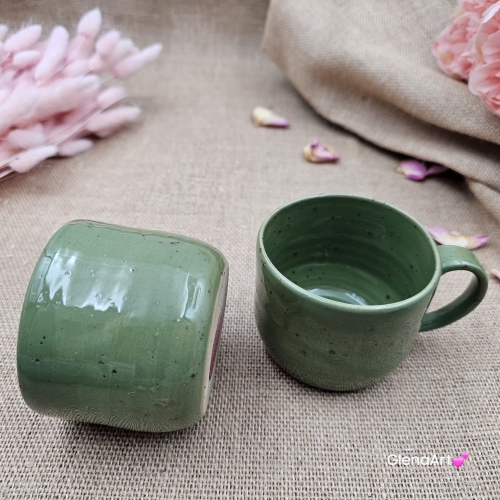 Pistacjowo - zielony kubek ceramiczny z uchem ręcznie toczony zielony kubeczek