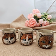 Kubek ceramiczny beżowo-piaskowy ceramiczny z uchem ręcznie toczony i malowany z kotkiem kubek kot ręcznie malowany