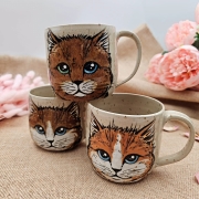 Kubek ceramiczny beżowo-piaskowy ceramiczny z uchem ręcznie toczony i malowany z kotkiem kubek kot ręcznie malowany
