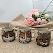 Kubek ceramiczny beżowo-piaskowy ceramiczny z uchem ręcznie toczony i malowany z kotkiem kubek kot ręcznie malowany
