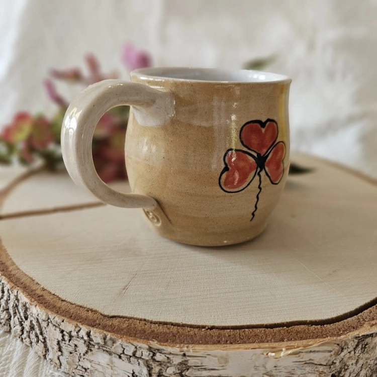 Kubek piaskowy ceramiczny koniczyna czerwona ręcznie malowany i toczony