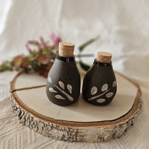 Zestaw ceramiczny - Sól i pieprz brązowy w białe listki ręcznie malowany sypany od góry zatyczka z korka rękodzieło
