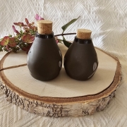 Zestaw ceramiczny - Sól i pieprz brązowy w białe listki ręcznie malowany sypany od góry zatyczka z korka rękodzieło