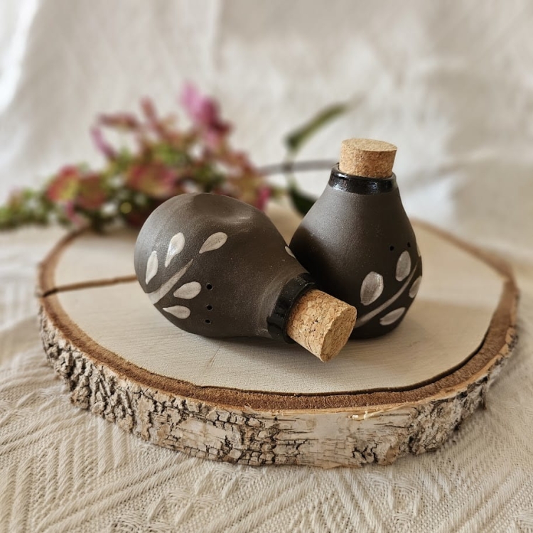 Zestaw ceramiczny - Sól i pieprz brązowy w białe listki ręcznie malowany sypany od góry zatyczka z korka rękodzieło