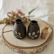 Zestaw ceramiczny - Sól i pieprz brązowy w białe listki ręcznie malowany sypany od góry zatyczka z korka rękodzieło