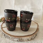 Kubek ceramiczny do espresso róże ręcznie malowane brązowe espresso