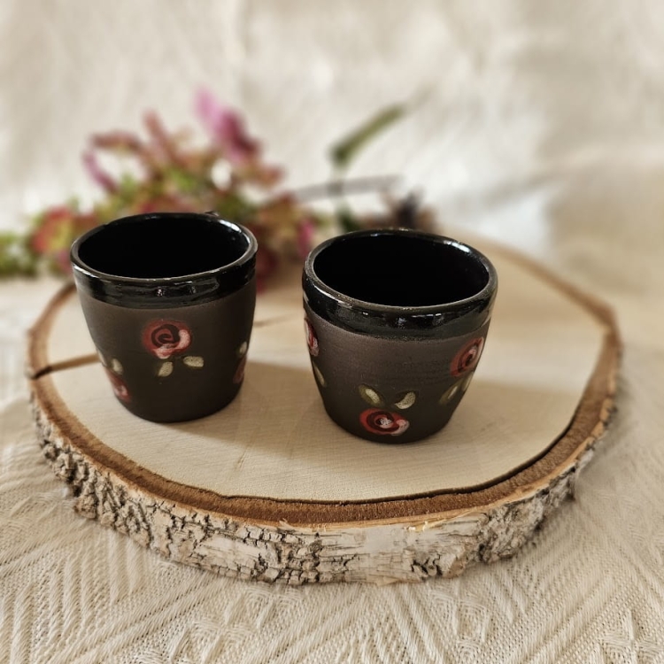 Kubek ceramiczny do espresso róże ręcznie malowane brązowe espresso