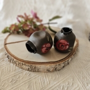 Mlecznik ceramiczny brązowy w czerwone ręcznie malowane róże rękodzieło