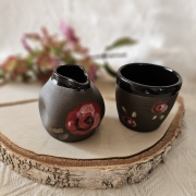 Mlecznik ceramiczny brązowy w czerwone ręcznie malowane róże rękodzieło