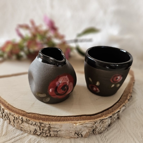 Mlecznik ceramiczny brązowy w czerwone ręcznie malowane róże rękodzieło
