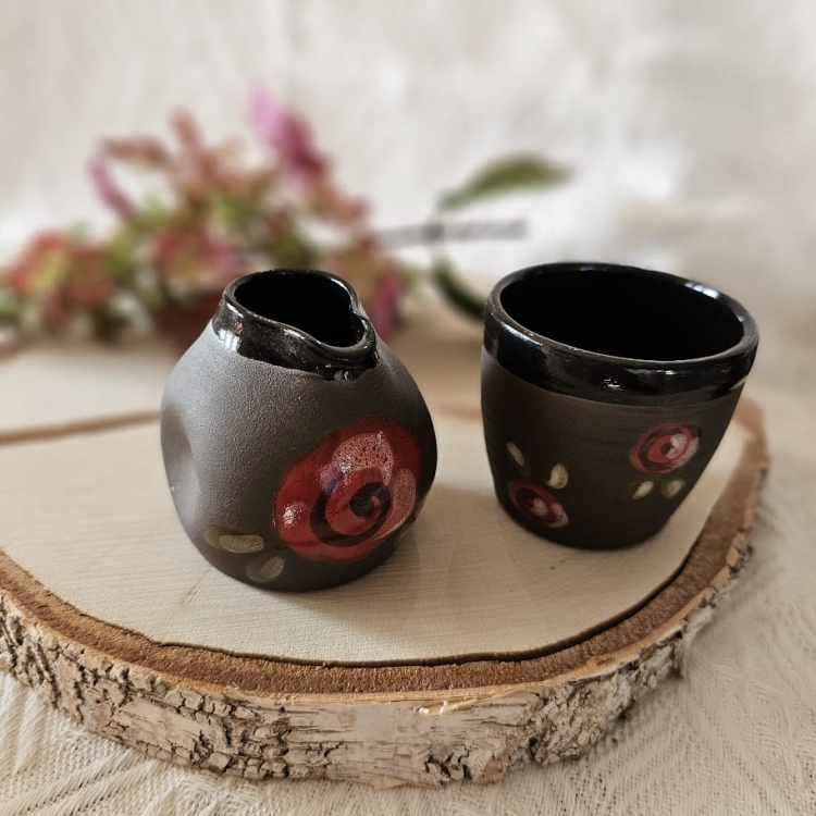 Mlecznik ceramiczny brązowy w czerwone ręcznie malowane róże rękodzieło