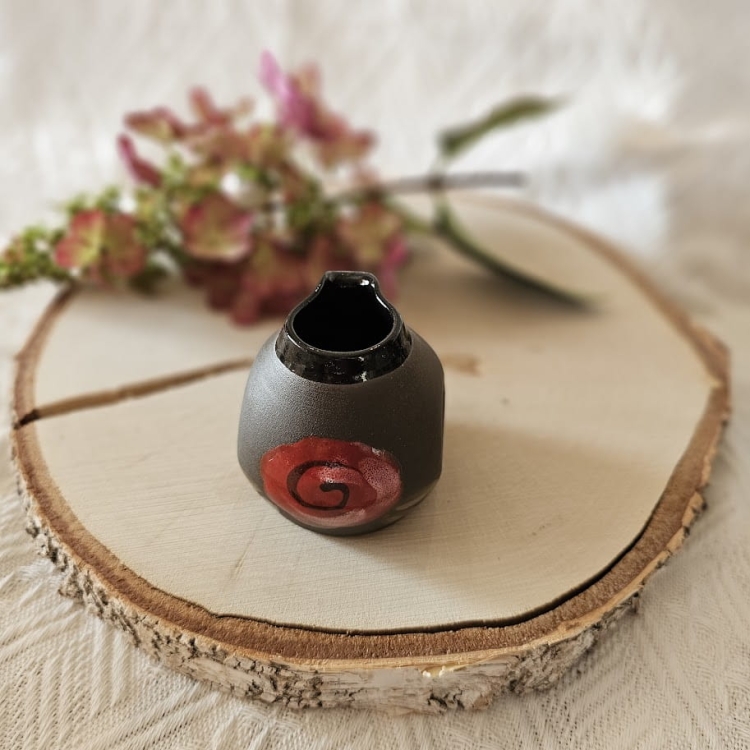 Mlecznik ceramiczny brązowy w czerwone ręcznie malowane róże rękodzieło