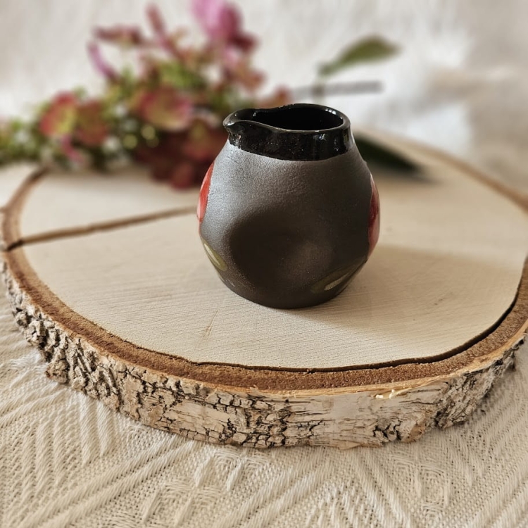 Mlecznik ceramiczny brązowy w czerwone ręcznie malowane róże rękodzieło