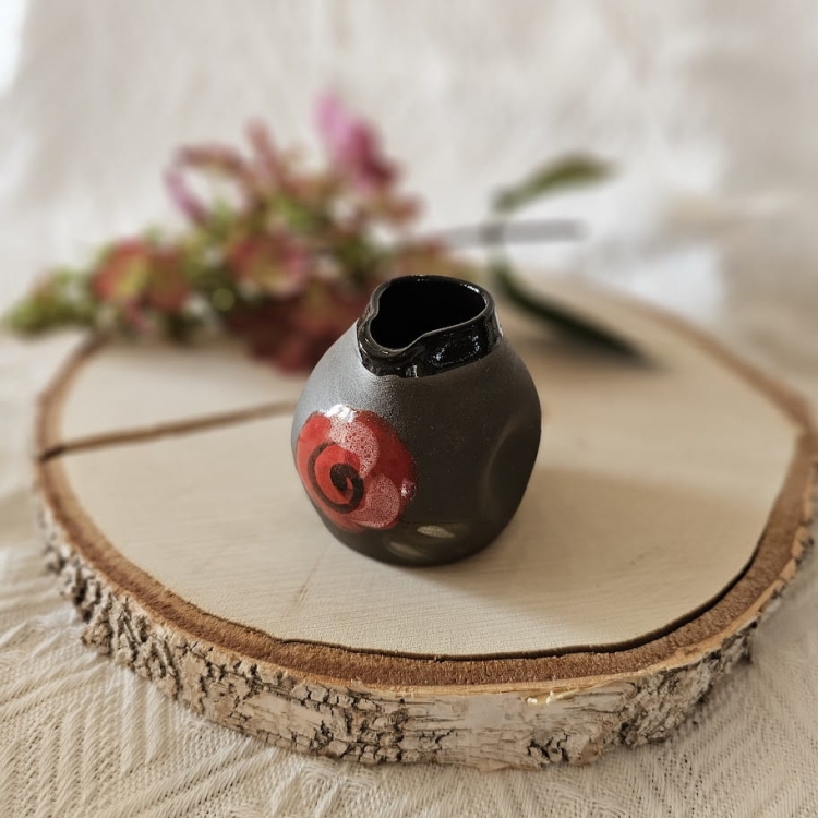 Mlecznik ceramiczny brązowy w czerwone ręcznie malowane róże rękodzieło