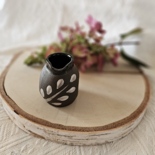 Mlecznik ceramiczny brązowy w ręcznie malowane białe listki rękodzieło ręcznie toczone