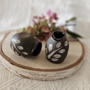 Mlecznik ceramiczny brązowy w ręcznie malowane białe listki rękodzieło ręcznie toczone