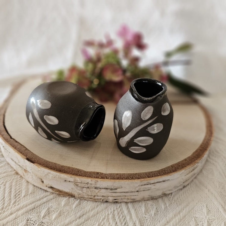 Mlecznik ceramiczny brązowy w ręcznie malowane białe listki rękodzieło ręcznie toczone