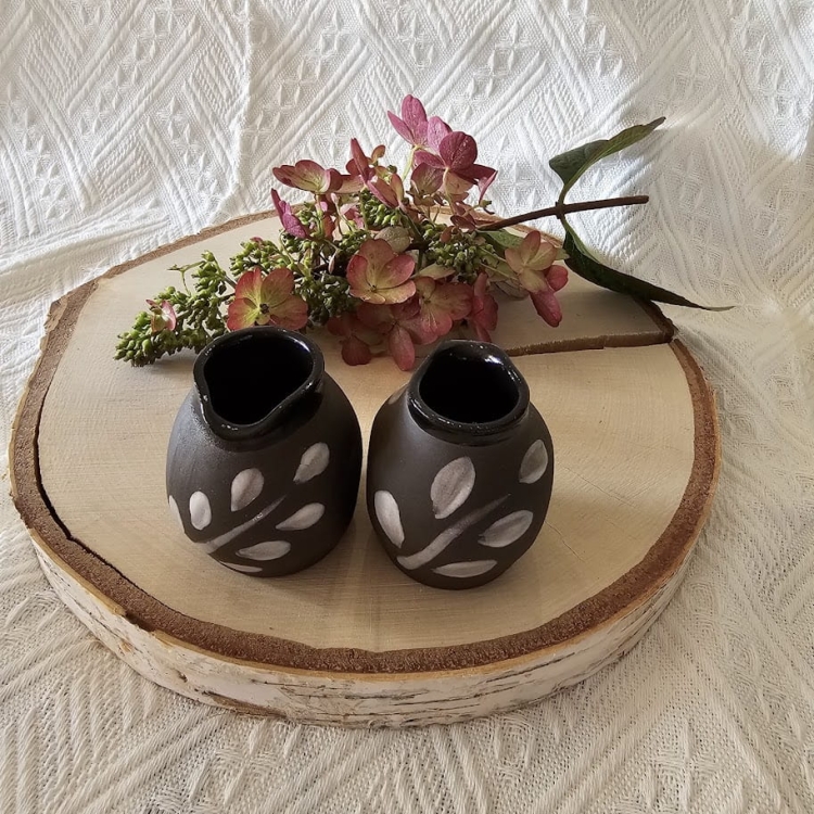 Mlecznik ceramiczny brązowy w ręcznie malowane białe listki rękodzieło ręcznie toczone