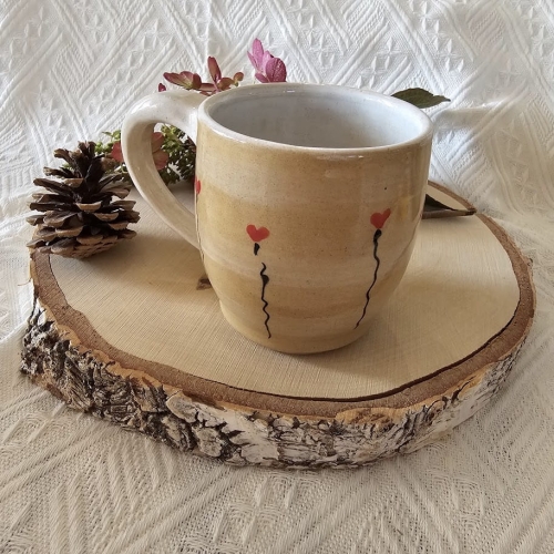 Kubek ceramiczny w serduszka beżowy rękodzieło ręcznie toczony