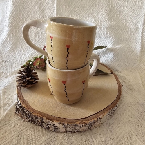 Kubek ceramiczny w serduszka beżowy rękodzieło ręcznie toczony