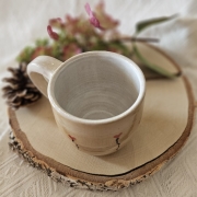 Kubek ceramiczny w serduszka beżowy rękodzieło ręcznie toczony