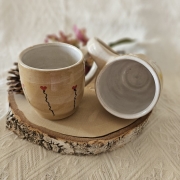 Kubek ceramiczny w serduszka beżowy rękodzieło ręcznie toczony