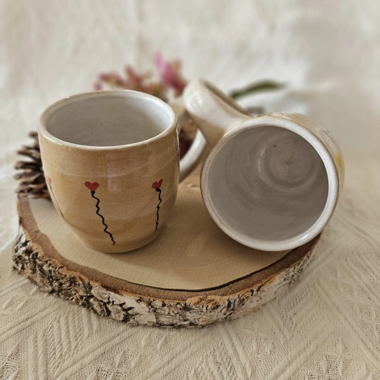 Kubek ceramiczny w serduszka beżowy rękodzieło ręcznie toczony