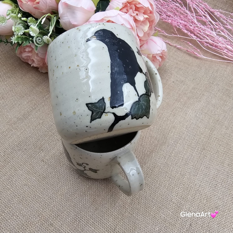 Kubek czarny KOS beżowo-piaskowy ceramiczny nakrapiany ręcznie toczony z ptakiem kubek ptak z czarnym kosem kos