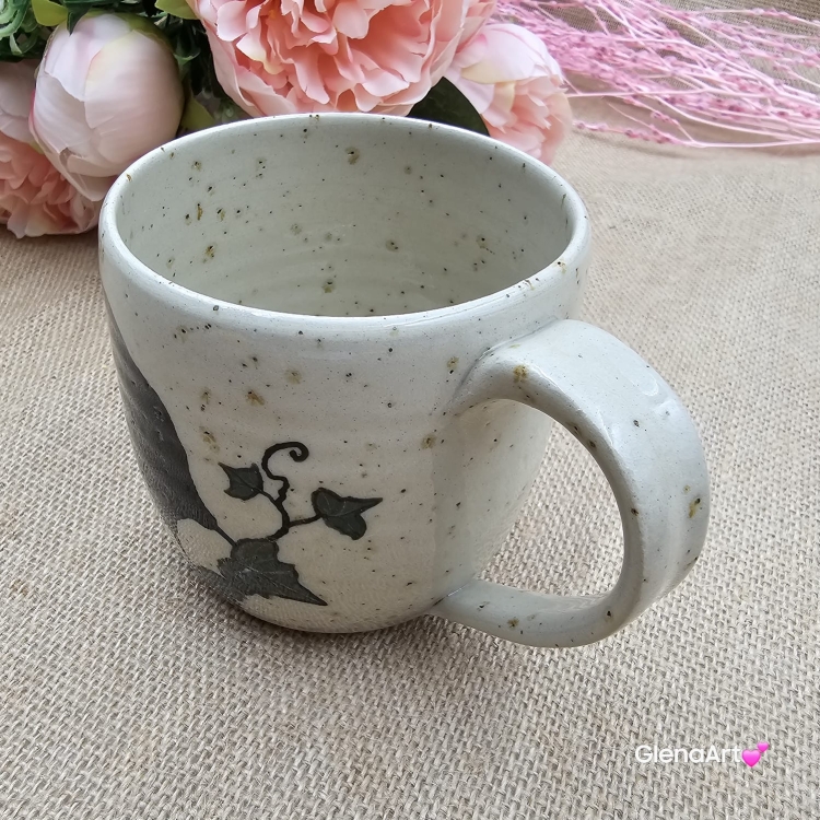 Kubek czarny KOS beżowo-piaskowy ceramiczny nakrapiany ręcznie toczony z ptakiem kubek ptak z czarnym kosem kos