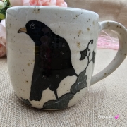 Kubek czarny KOS beżowo-piaskowy ceramiczny nakrapiany ręcznie toczony z ptakiem kubek ptak z czarnym kosem kos