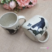 Kubek czarny KOS beżowo-piaskowy ceramiczny nakrapiany ręcznie toczony z ptakiem kubek ptak z czarnym kosem kos