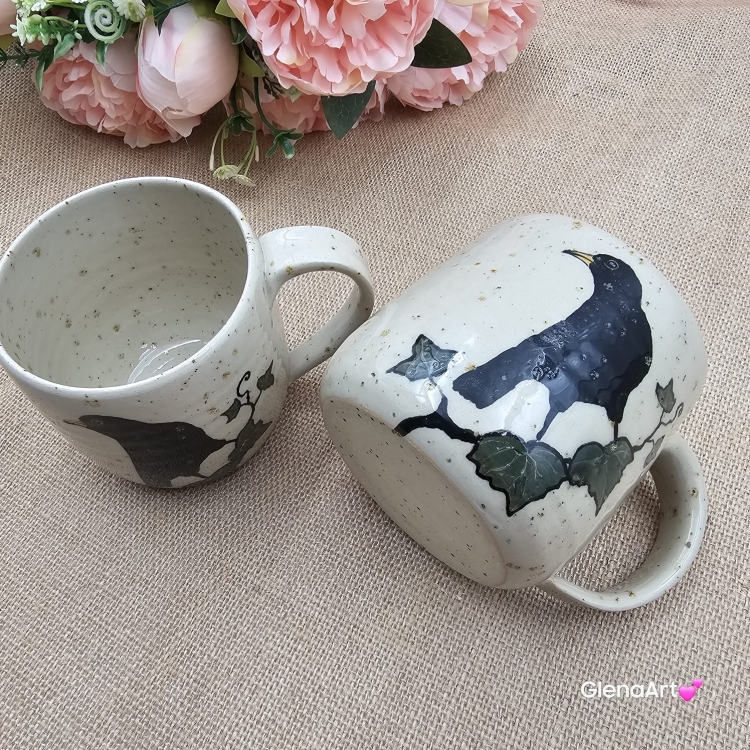 Kubek czarny KOS beżowo-piaskowy ceramiczny nakrapiany ręcznie toczony z ptakiem kubek ptak z czarnym kosem kos