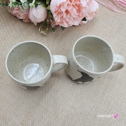 Kubek czarny KOS beżowo-piaskowy ceramiczny nakrapiany ręcznie toczony z ptakiem kubek ptak z czarnym kosem kos