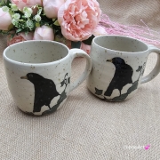 Kubek czarny KOS beżowo-piaskowy ceramiczny nakrapiany ręcznie toczony z ptakiem kubek ptak z czarnym kosem kos