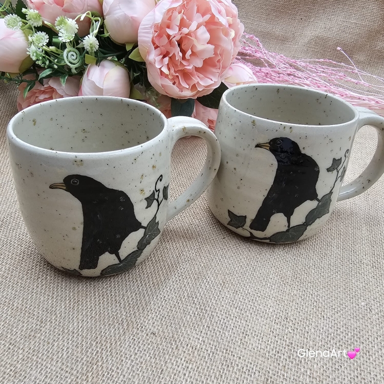Kubek czarny KOS beżowo-piaskowy ceramiczny nakrapiany ręcznie toczony z ptakiem kubek ptak z czarnym kosem kos
