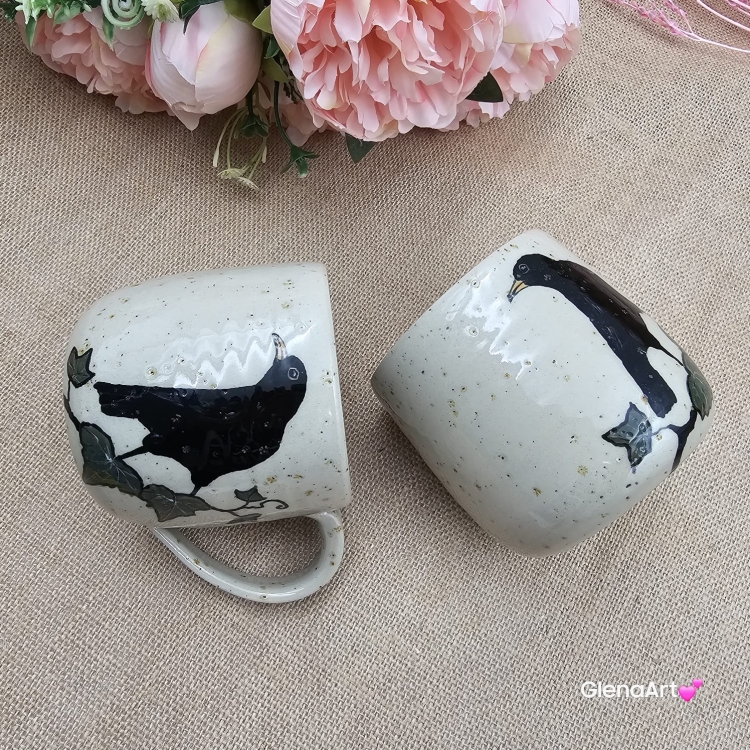 Kubek czarny KOS beżowo-piaskowy ceramiczny nakrapiany ręcznie toczony z ptakiem kubek ptak z czarnym kosem kos