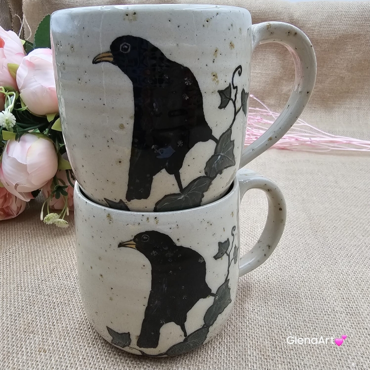 Kubek czarny KOS beżowo-piaskowy ceramiczny nakrapiany ręcznie toczony z ptakiem kubek ptak z czarnym kosem kos