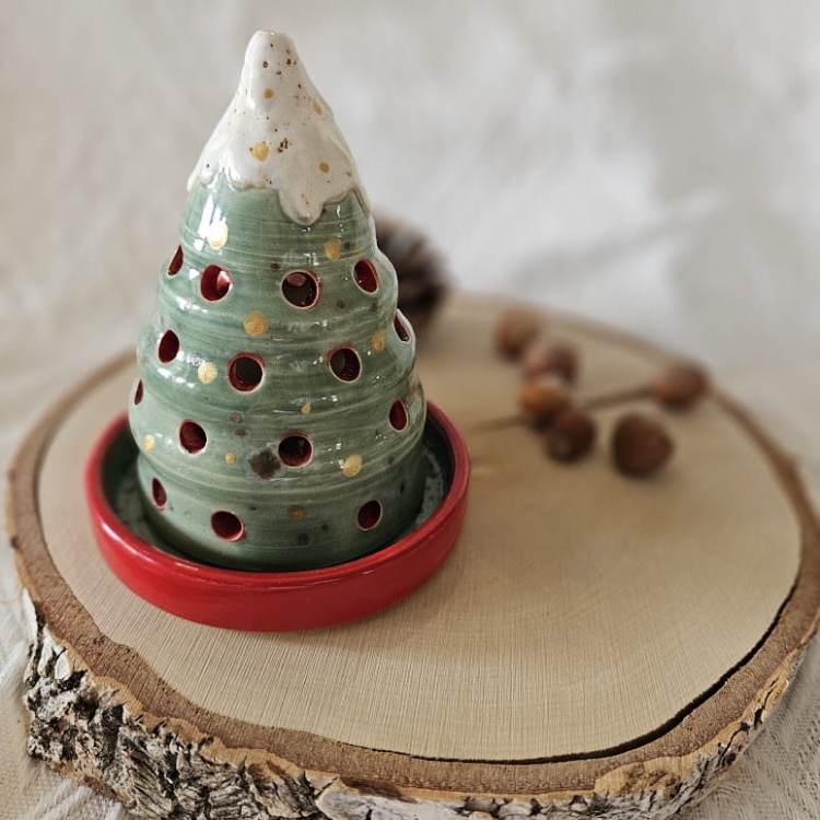 Śliczny mały lampion ceramiczny choinka z podstawką na świeczkę rękodzieło ręcznie malowane urocza choineczka Boże Narodzenie