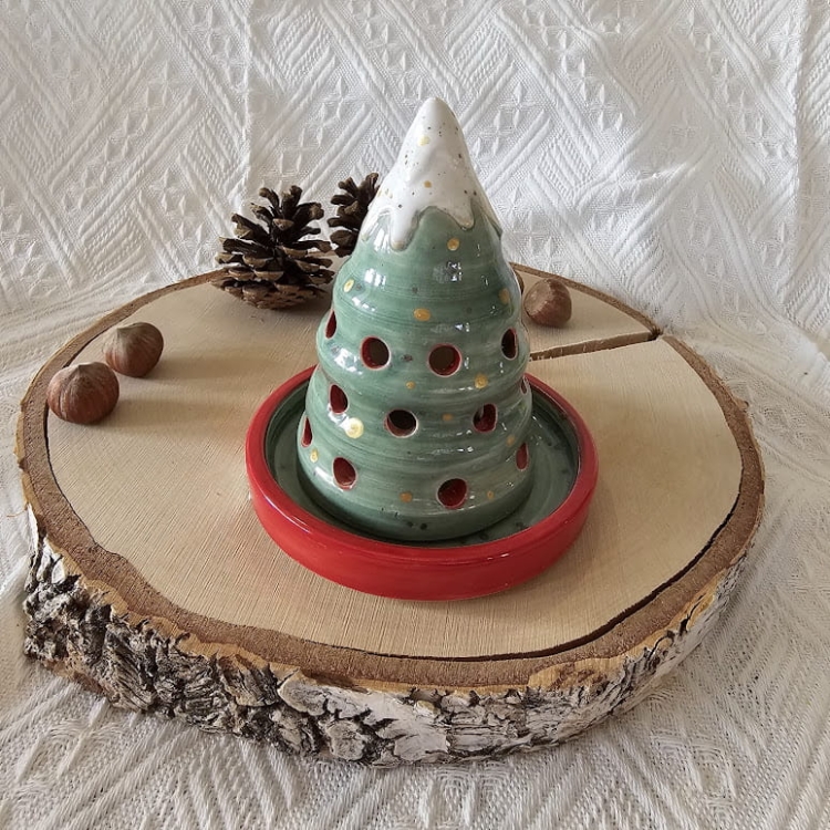 Śliczny mały lampion ceramiczny choinka z podstawką na świeczkę rękodzieło ręcznie malowane urocza choineczka Boże Narodzenie