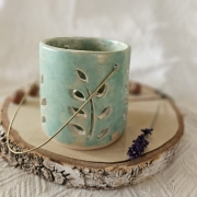 Lampion ceramiczny zielony na świeczkę - z uchwytem rękodzieło ręcznie toczony i wycinany