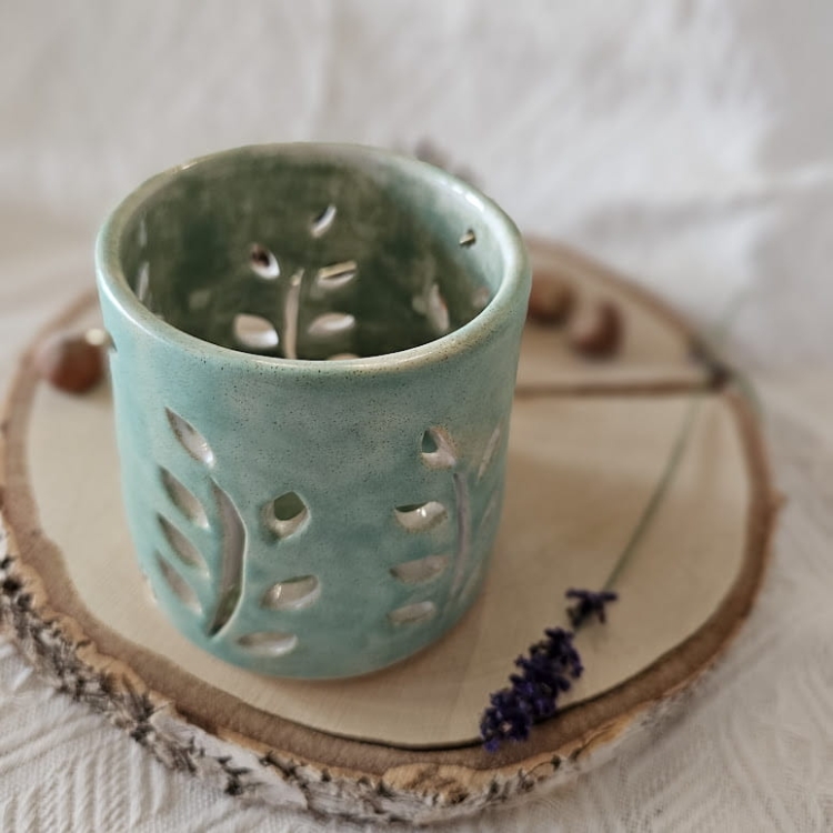 Lampion ceramiczny zielony na świeczkę - z uchwytem rękodzieło ręcznie toczony i wycinany